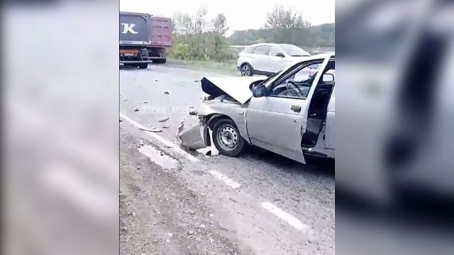 Неопытный водитель при обгоне врезался в поворачивающий автомобиль на Кубани