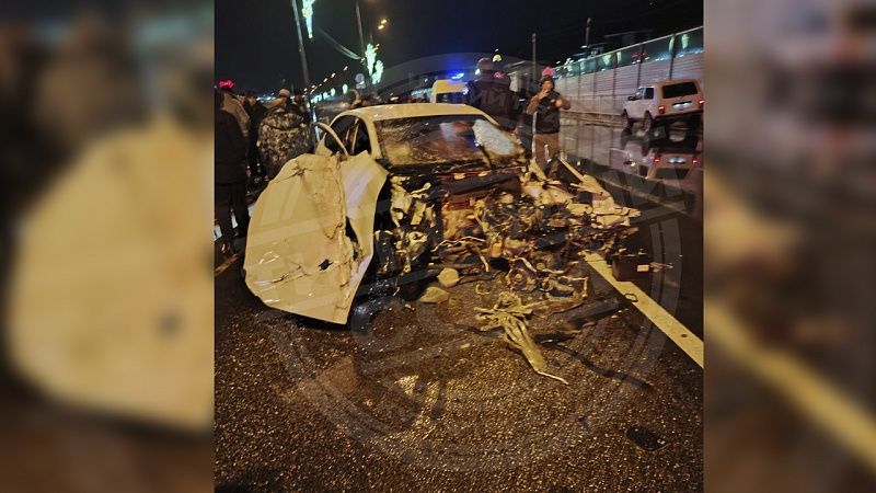 Отбойник прошил насквозь авто в Адлере