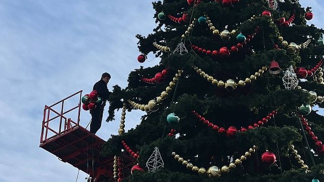В Краснодаре приступили к демонтажу новогодней ёлки. Фото: телеканал «Краснодар»