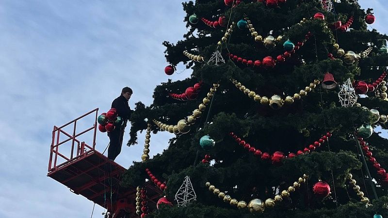 На Главной городской площади приступили к демонтажу новогодней ёлки