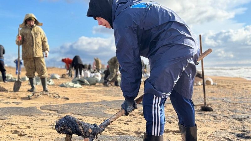 Волонтеры из Москвы помогут очистить от мазута пляжи Анапы