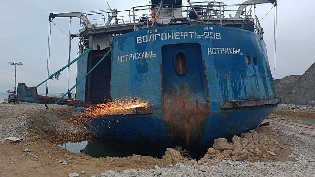 Первый коффердам установят над танкерами в Керченском проливе осенью