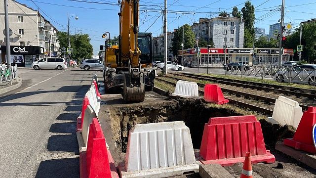 На ул. Московской проводятся работы по устранению повреждения. Фото: https://t.me/zhkhkrasnodar