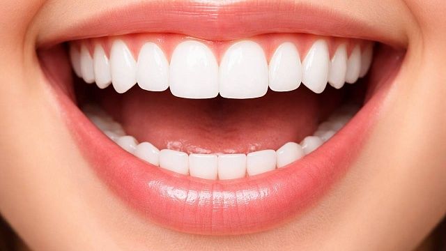 Бриллиантовыми зубами похвасталась дочь Ким Кардашьян 