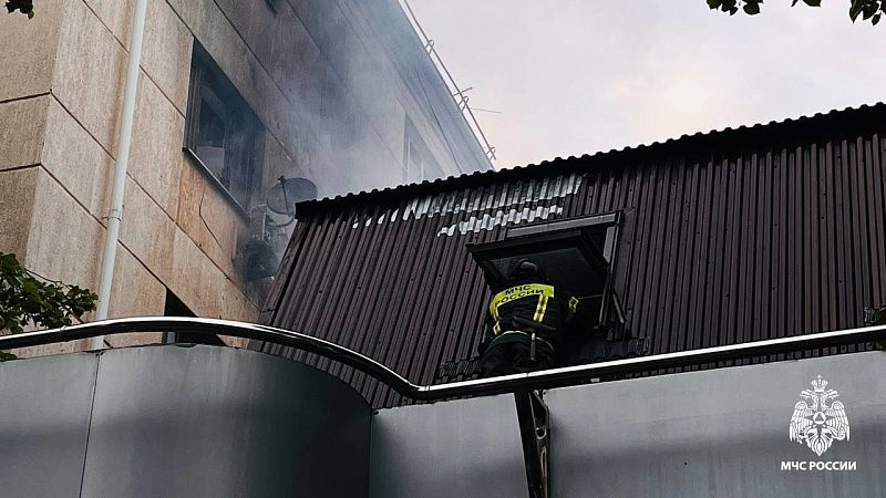 Двухэтажное здание загорелось на улице Будённого в Краснодаре