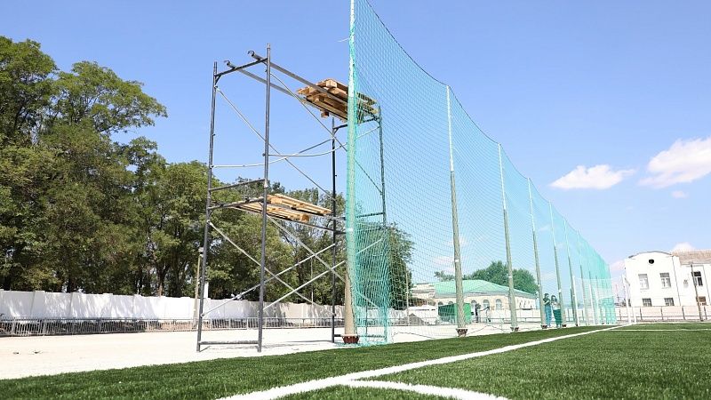Кондратьев проверил ход реконструкции сельского стадиона в Успенском районе