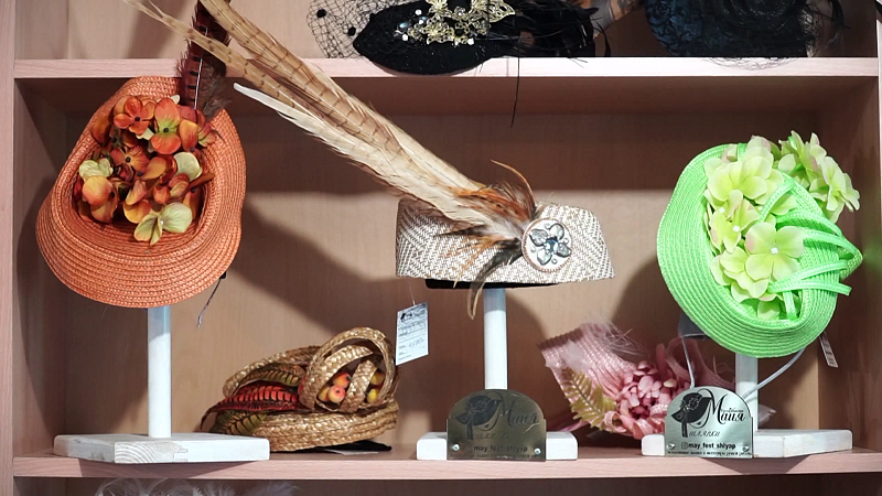 Краснодарский дизайнер создает шляпные шедевры для посетительниц ипподрома