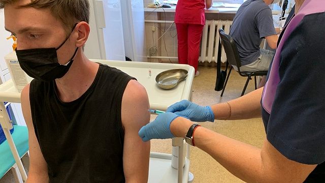 В Краснодаре от коронавируса вакцинировали 662 подростка