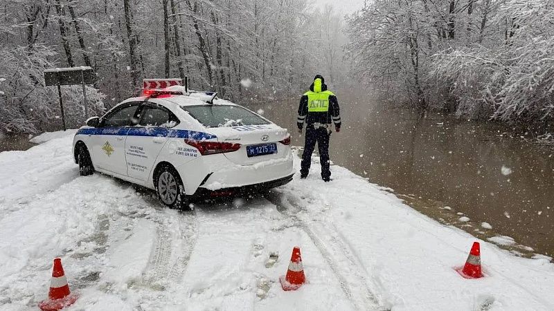 Из-за разлива реки перекрыли дорогу в Апшеронском районе
