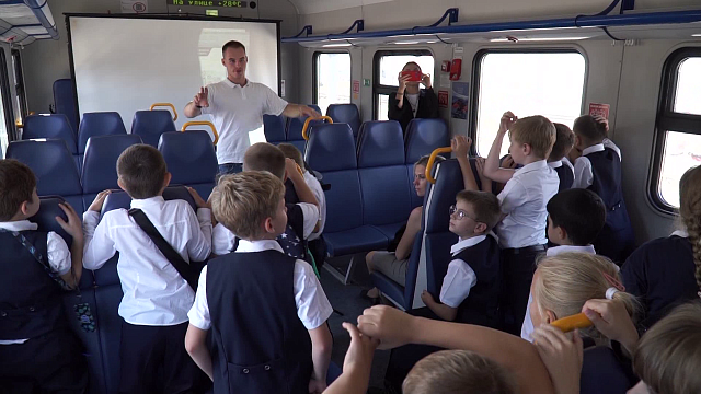 Железнодорожники и полицейские с помощью игр и фильма объяснили детям правила безопасности Фото: Телеканал «Краснодар»