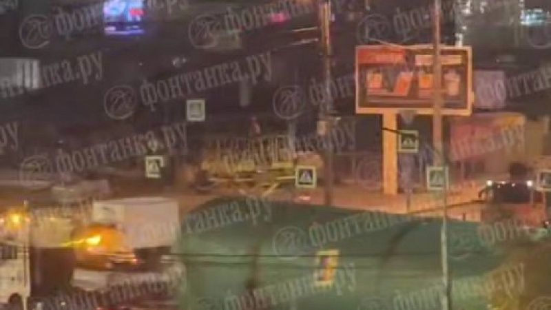 На видео попал провезенный с мигалками огромный зеленый предмет в Питере