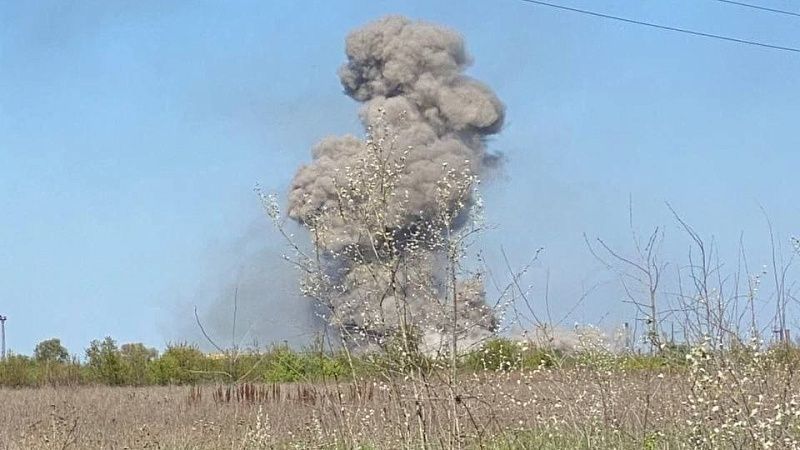 На видео попал крупный пожар рядом с вокзалом в подконтрольном Киеву Славянске