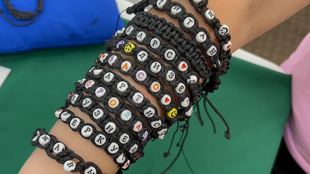 Краснодарские дети сплели браслеты с позывными для участников СВО Фото: Телеканал «Краснодар»
