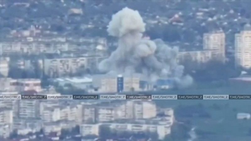 Дрон зафиксировал на видео серию точных попаданий по Ледовому дворцу в Херсоне