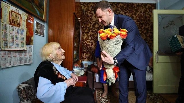 Глава Краснодара с «Фронтовой бригадой» поздравили ветерана со 100-летием