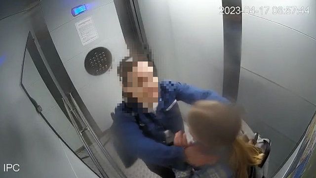 В Краснодаре камеры зафиксировали, как женщина побила в лифте дочь