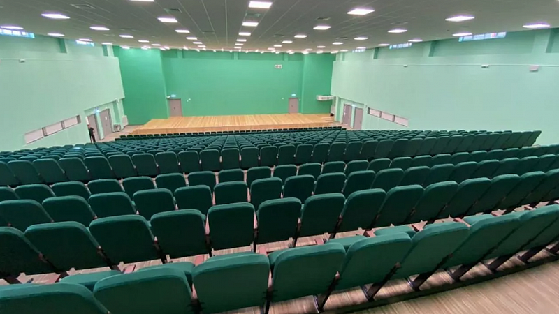 В Краснодаре завершили оснащение самого большого школьного актового зала в городе