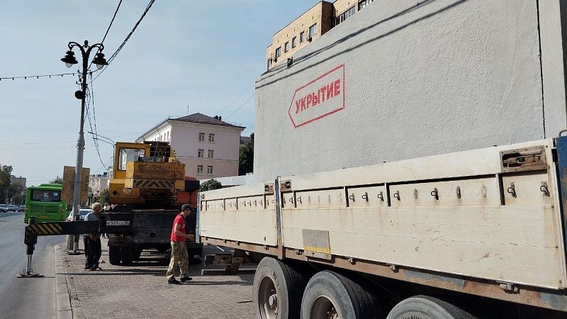 Железобетонные укрытия на улицах начали устанавливать в Курске