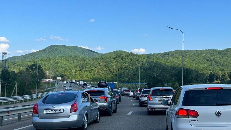 Многокилометровые пробки к морю образовались у Горячего Ключа