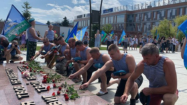 Десантники Краснодара устроили автопробег по городу и возложили цветы к Вечному огню