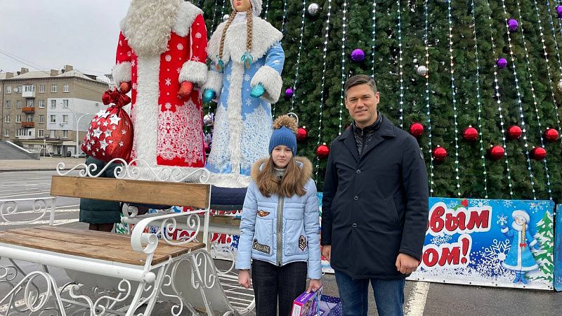 Депутат Госдумы от Краснодарского края привез новогодний подарок для юной жительницы ЛНР