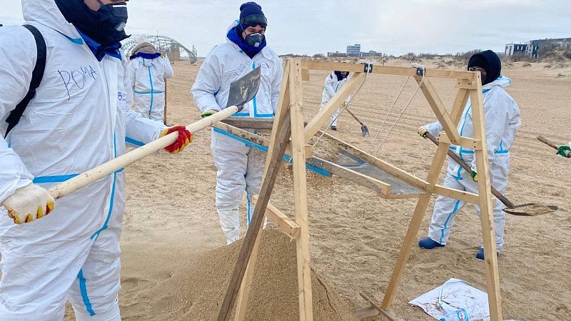 Более 20 тонн мазута и загрязнённого грунта собрали на Бугазской косе 1 марта 