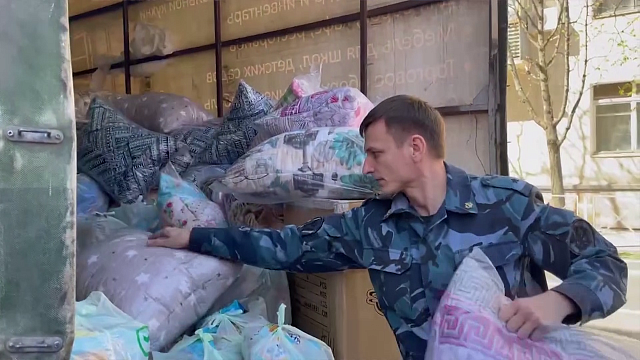 В Краснодаре сотрудники УФСИН передали гуманитарную помощь беженцам из ЛДНР