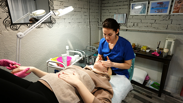 Косметика, массаж и окрашивание волос в беременность Фото: Телеканал «Краснодар»