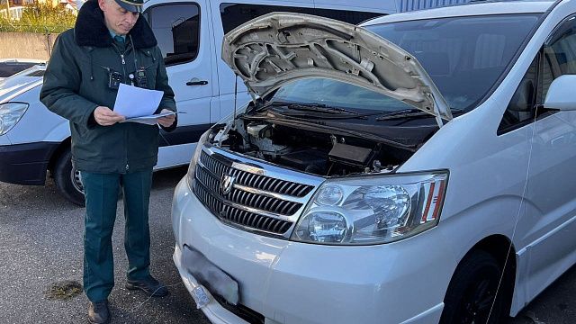 Два конфискованных минивэна отправили сочинские таможенники на СВО