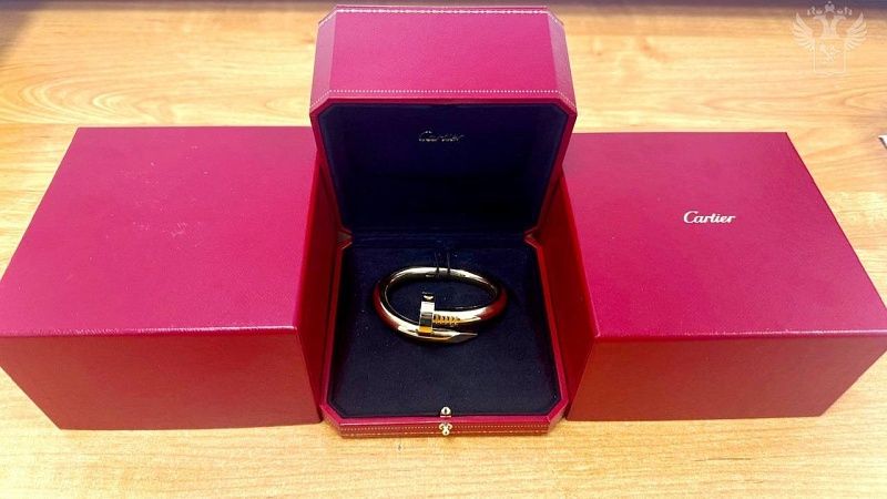 У пассажирки из Дубая изъяли браслет Cartier за 5 млн рублей в аэропорту Сочи