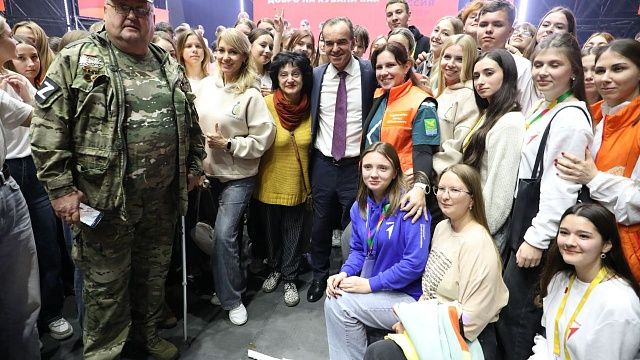 Кондратьев наградил лучших добровольцев Кубани на церемонии в «Олимпе»