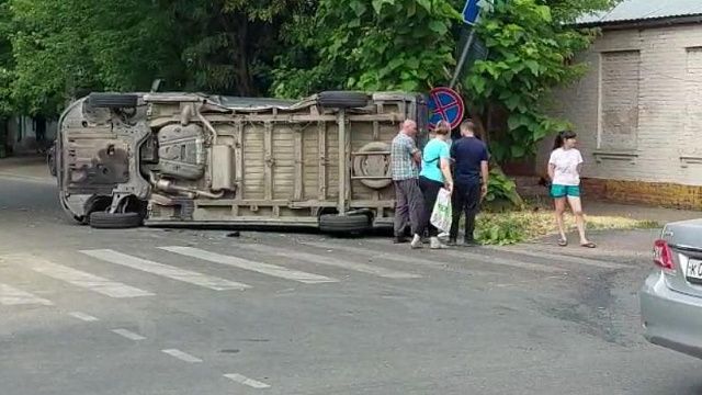 В Краснодаре две машины перевернулись из-за столкновения