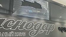 Неизвестный разбил стекло автобуса «Спартака» перед матчем с «Краснодаром»