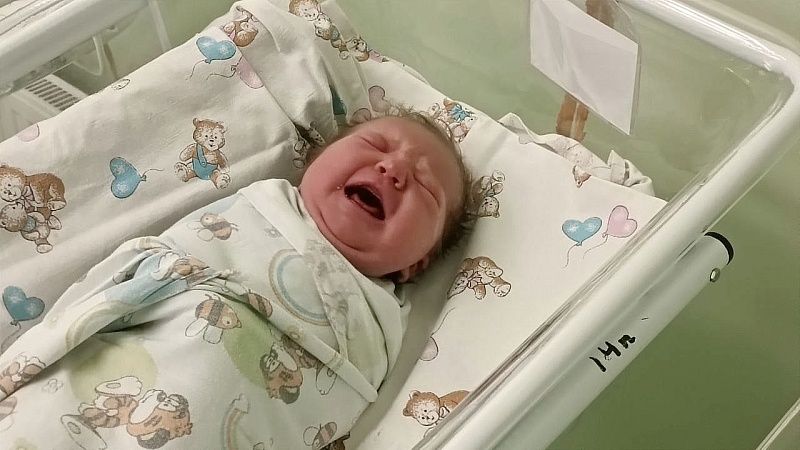 Младенец пролежал несколько дней рядом с телом мертвой матери и выжил в США