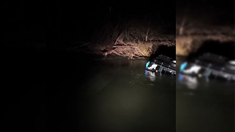 Спасатели пять часов вытаскивали из реки авто с людьми на Кубани