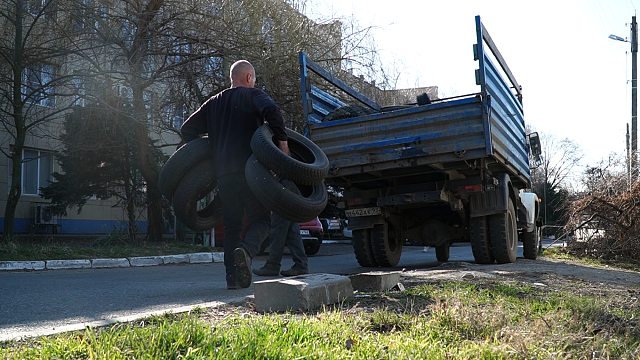 С улиц Краснодара каждый день убирают до 4 тонн выброшенных покрышек Фото: телеканал Краснодар