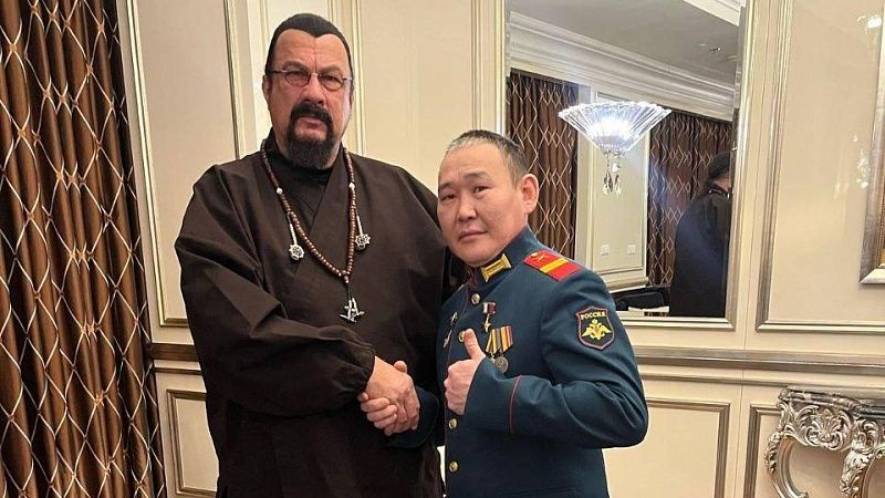 Опубликованы фото со встречи Сигала с победившим всушника в рукопашной бойцом