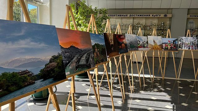 В КубГУ открылась выставка молодых фотографов Краснодара и китайского города Дуцзянъяня