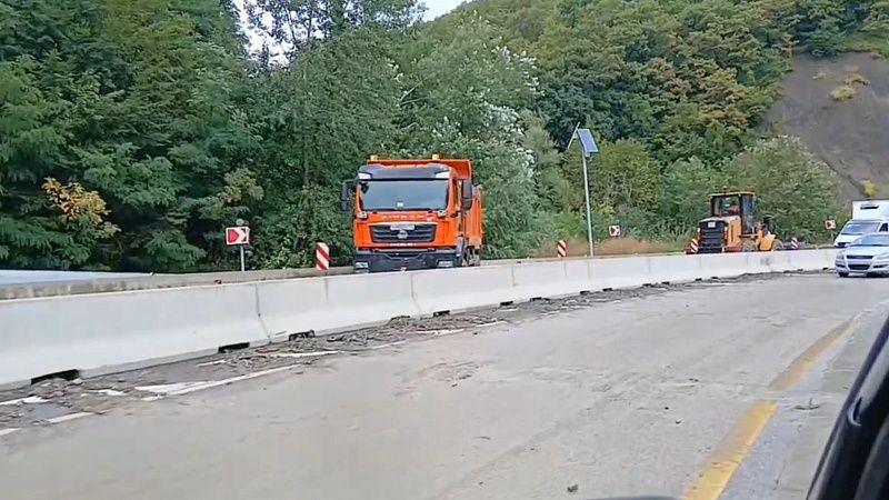 Движение возобновили после селя по трассе М-4 «Дон» в Туапсинском округе