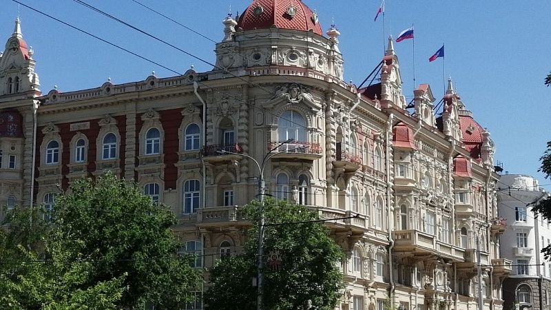 Шквалистый ветер снес кровлю здания в Ростове-на-Дону