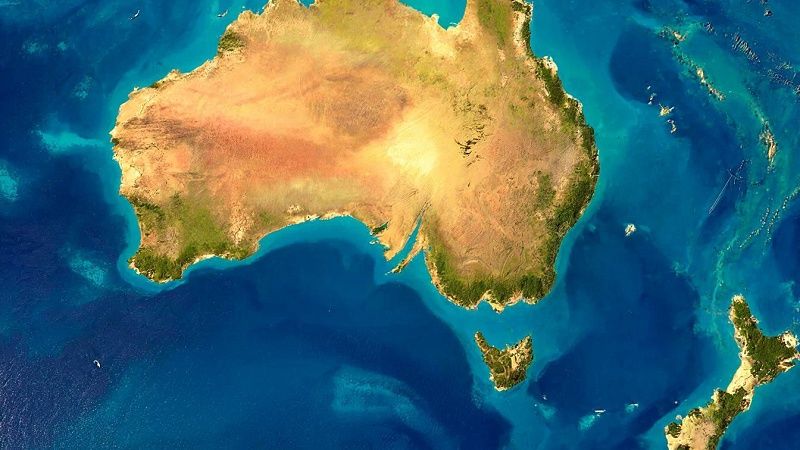 В насыщенный кровавый оттенок окрасились небо и реки в Австралии   