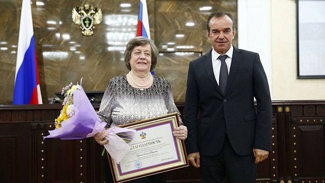 Вениамин Кондратьев наградил ветеранов прокуратуры Кубани. Фото: пресс-служба администрации Краснодарского края