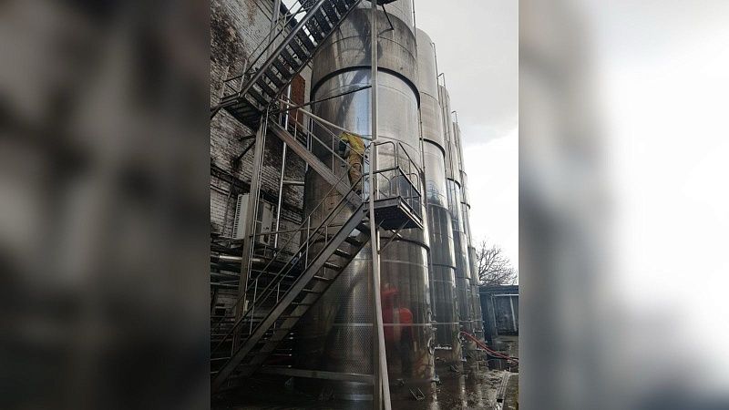 Из-за пожара на винзаводе в Темрюкском районе эвакуировали 50 человек