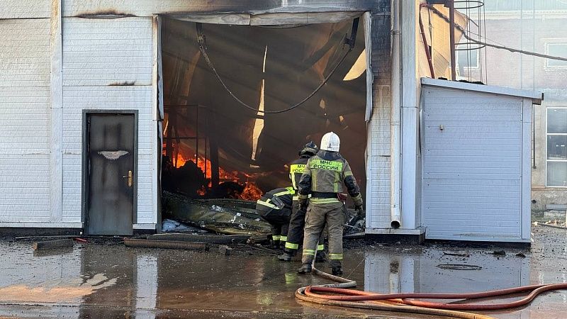 В Краснодаре загорелось производственное здание на площади 5 тысяч «квадратов»