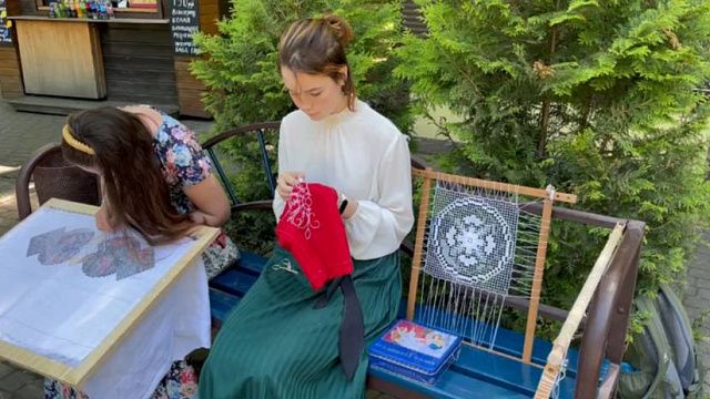 В краснодарском парке отметили День вышивания на скамейках