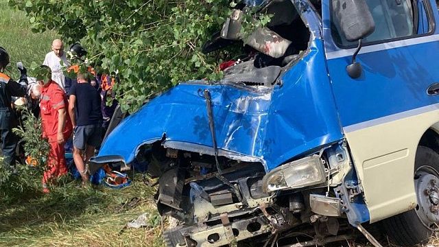 В ДТП под Темрюком погибли 4 пассажира, пострадали не менее 15 человек