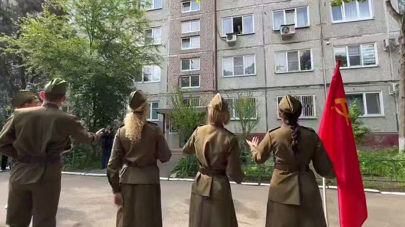 У дома ветерана Владимира Мельникова прошел концерт ко Дню Победы в Краснодаре