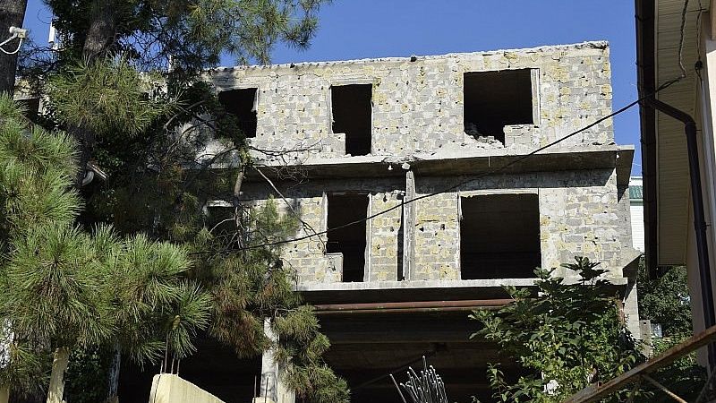 Количество незаконно возведенных многоквартирных домов достигло 140 штук в Сочи