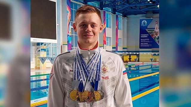 Краснодарский пловец завоевал золото на Международном турнире. Фото: Департамент по физической культуре и спорту