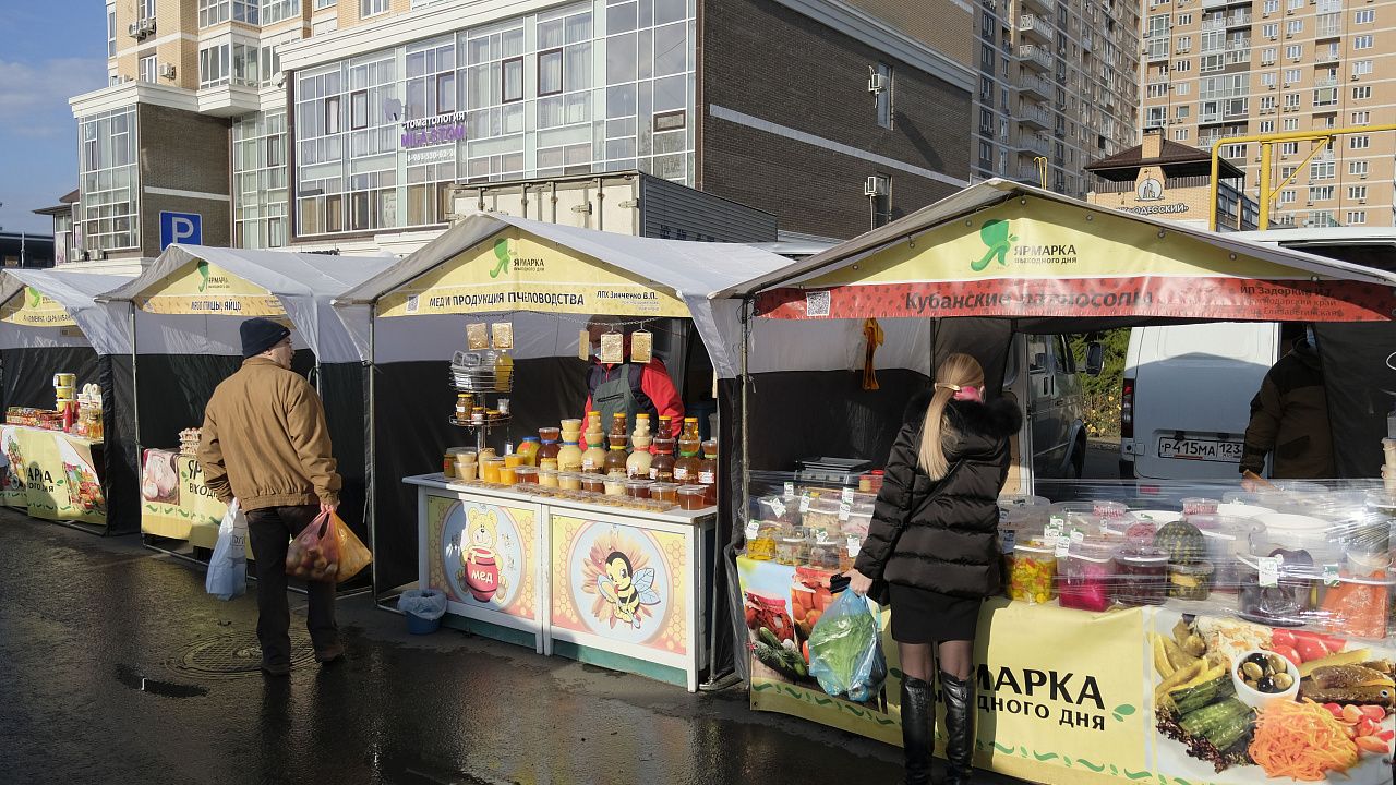 Рейдовые группы проверяют цены на ярмарках выходного дня в Краснодаре. Автор фото: Геннадий Аносов